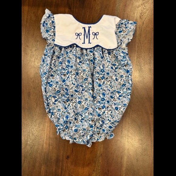 Boutique bubble with M monogram - Picture 1 of 3